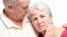 Người già bị són tiểu khi ho vì sao?