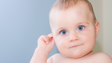 Sàng lọc khiếm thính cho trẻ sơ sinh: Nếu mẹ không muốn con vừa điếc vừa câm!