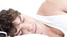 Ngủ nướng ảnh hưởng đến khả năng có con của đàn ông