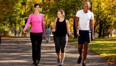 Đi bộ sau ăn giúp bệnh nhân đái tháo đường ổn định đường huyết