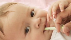 Trẻ bú mẹ vẫn cần bổ sung vitamin D