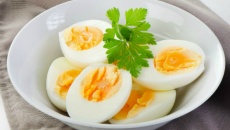 Người bị rối loạn mỡ máu có nên ăn trứng?