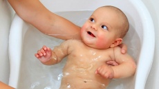 Các bước quan trọng khi tắm cho trẻ vào ngày lạnh