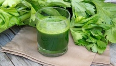 Cách làm nước ép cần tây giúp giảm cholesterol hiệu quả