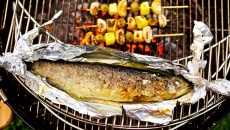 Có nên dùng giấy bạc để bọc thực phẩm khi nướng thức ăn?