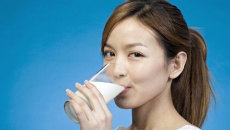 Uống sữa giúp phụ nữ ngăn ngừa mãn kinh sớm