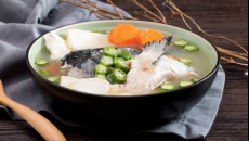Học cách nấu canh cá hồi đậu bắp cho bữa cơm chiều thêm mát