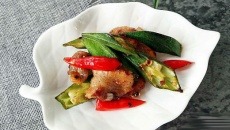 Thịt ba chỉ xào đậu bắp đơn giản mà đủ chất dinh dưỡng