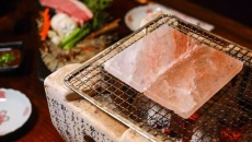 Dùng than xưa rồi, nướng thịt bằng đá muối Himalaya mới là sành ăn!