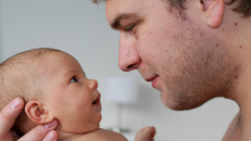 Mẹo giúp bố chăm con và gắn kết với bé nhiều hơn