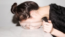 Rửa mặt bằng nước có gas để da đẹp như gái Hàn: Lợi hay hại?
