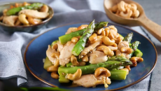 Gà xào hạt điều măng tây vừa ngon vừa dễ chế biến