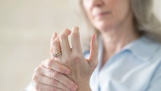 Phụ nữ mãn kinh nên làm gì để ngăn ngừa đau nhức xương khớp?
