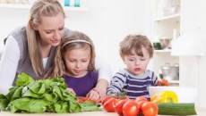Chuyên gia dinh dưỡng chia sẻ cách bổ sung chất xơ cho trẻ táo bón