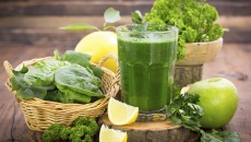 Tự làm smoothie từ rau xanh và trái cây mọng nước để thải độc sau Tết