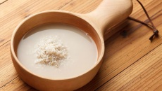 Chăm sóc tóc bằng nước gạo: Nên hay không?