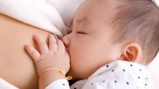 nuôi con bằng sữa mẹ có phòng lạc nội mạc tử cung?