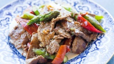 Thịt bò xào măng tây và ớt chuông: Món ngon giản đơn cho đầu tuần bận rộn