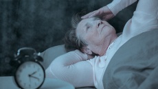 Người già ngủ không ngon giấc: Điều trị thế nào?