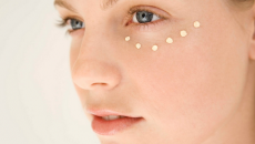 Nên dùng kem dưỡng mắt vào buổi sáng hay buổi tối?