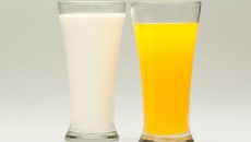 Nên uống nước cam hay sữa vào buổi sáng?
