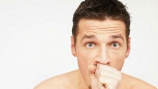 Có vị kim loại trong miệng có phải do suy thận?
