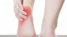 Cần làm gì để giảm đau khi bị viêm cân gan chân?
