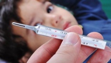 Trẻ bị sốt virus: Triệu chứng điển hình bố mẹ cần biết