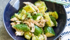 Salad thịt gà dưa chuột: Món ngon chống ngán ngày Tết