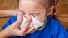 Nguyên nhân nào khiến trẻ bị chảy nước mũi, sổ mũi thường xuyên? 