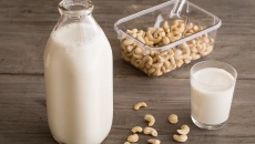 Những lợi ích Sức khỏe của sữa hạt điều sẽ làm bạn ngạc nhiên
