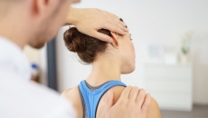 Tập vật lý trị liệu có giúp giảm đau thoái hóa cột sống cổ?