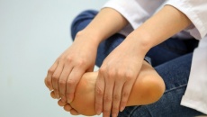 Đau khớp háng, mỏi yếu hai chân là bệnh gì?
