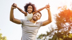 7 điều bố nên làm để nuôi dạy con gái mạnh mẽ