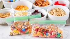 Công thức làm đồ ăn vặt trail mix không sợ hại não