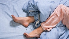 Làm thế nào để ngủ ngon hơn khi mắc hội chứng chân không yên?