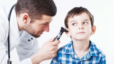 Trẻ bị viêm tai giữa nên dùng kháng sinh gì? 