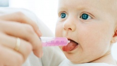 Trẻ bị chảy nước mũi màu xanh: Nên điều trị thế nào?