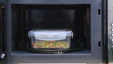 Dùng hộp nhựa trong lò vi sóng hâm nóng thức ăn: Dễ bị ung thư, vô sinh