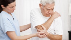 Ngoài 80 tuổi có nên dùng TPBVSK Bách Thống Vương giảm đau?