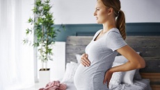 Mẹ bầu thường bị đau lưng, chuột rút và nhiều triệu chứng khác trong 3 tháng giữa thai kỳ