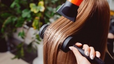 Duỗi tóc bằng hóa chất và nhuộm tóc vĩnh viễn làm tăng nguy cơ mắc ung thư vú