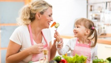 Những cách đơn giản ba mẹ nên áp dụng ngay để giúp trẻ ăn uống ngon miệng