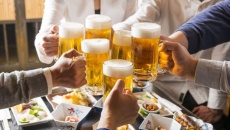 Cách uống rượu, bia làm sao cho an toàn trong những ngày Tết