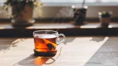 Thường xuyên uống trà, rượu vang đỏ giúp giảm nguy cơ mắc bệnh Alzheimer?