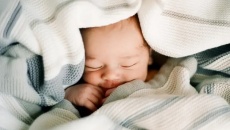Ru con ngủ bằng tiếng ồn trắng: 5 điều bạn cần biết