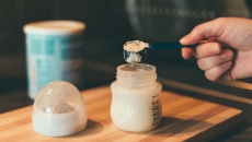 Sữa non là gì? Ưu, nhược điểm của sữa non mẹ cần nắm chắc 