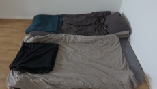 Bị thoát vị đĩa đệm có nên nằm trên sàn nhà cứng không?