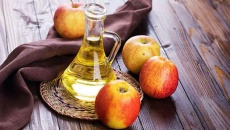 4 lợi ích của việc ngâm chân với giấm táo