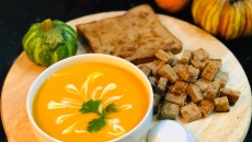 Tối nay ăn gì: Súp bí đỏ kem tươi thơm ngon và bổ dưỡng